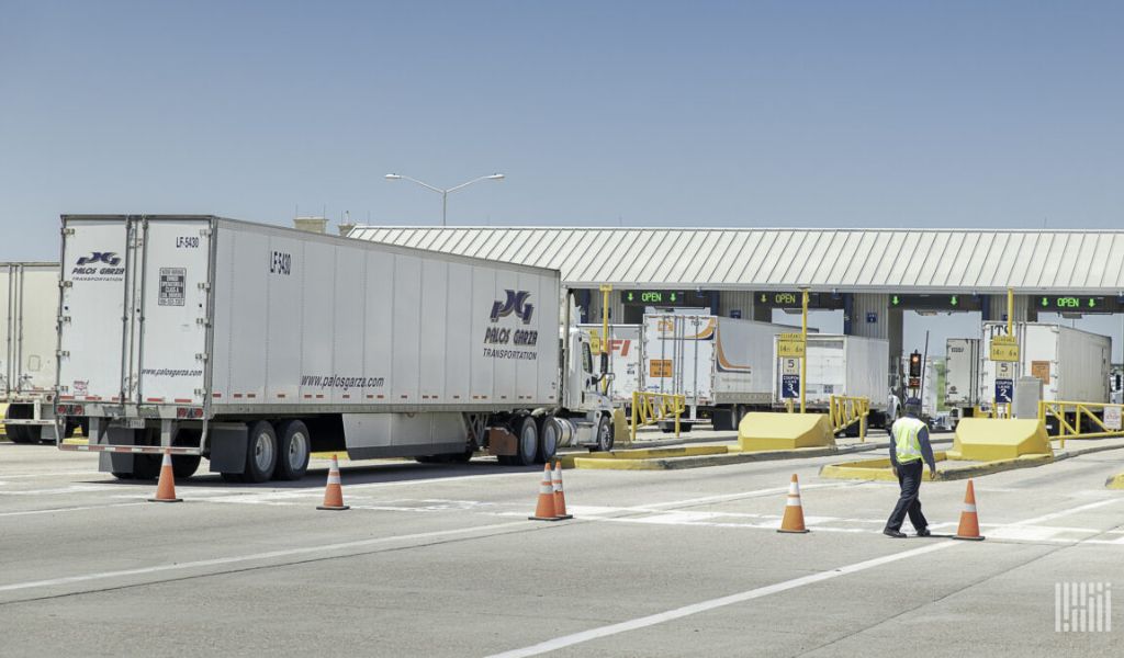 New Mexico Aims For Millions In Federal Funding To Improve Trucking Sustainability On I-40