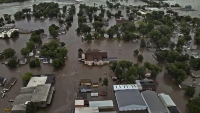 Record-high Water Floods Northwest Iowa, Forcing People to Leave One City Alone