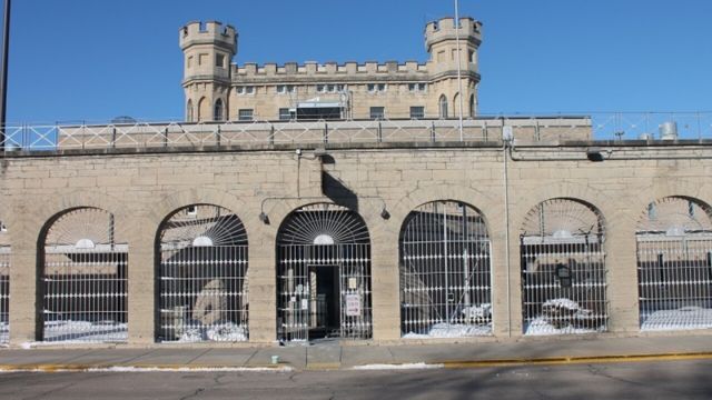 Wisconsin Prison Warden Resigns Amid Lockdown and Federal Smuggling Probe