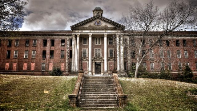 Georgia’s Abandoned Asylum Holds a Dark and Haunting History