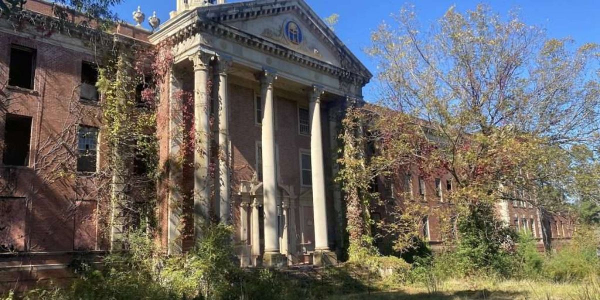 This Georgia Town is Home to One of the Most Notorious Abandoned Mental Hospitals in America