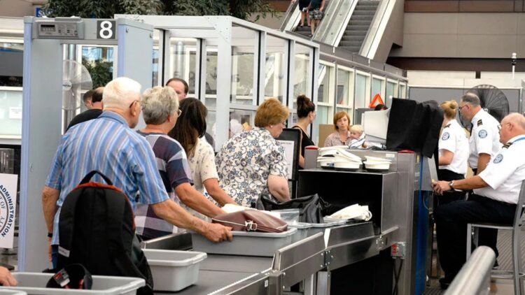 Confirmed by TSA experts – carrying your cell phone on at airport security can put your personal data at risk without you knowing it