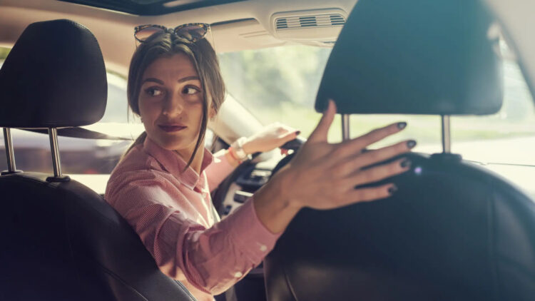 Confirmed by neurology experts—this gesture when parking could indicate mild cognitive impairment or problems with brain function