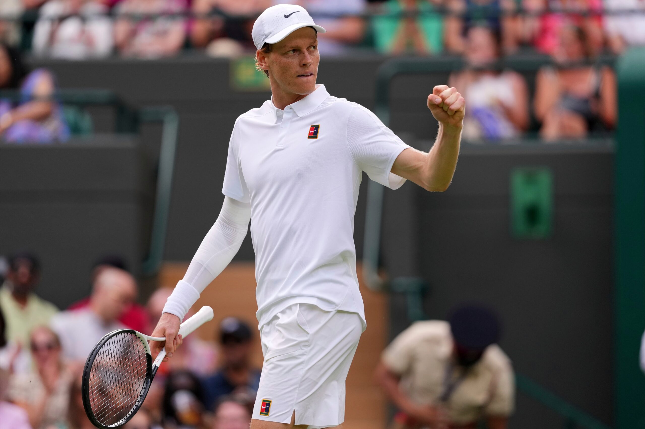 Jannik Sinner beats Ben Shelton to reach Wimbledon’s semifinals with a sleeve on his injured elbow
