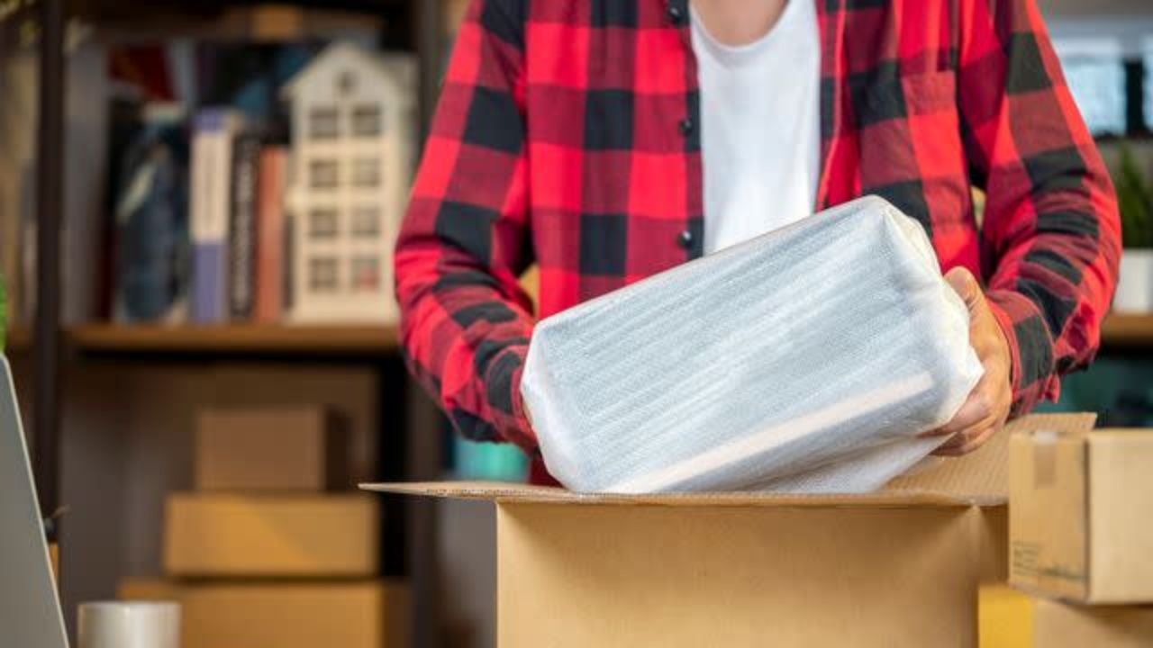 Florida Woman Considers Divorce After Discovering Wealthy Husband Secretly Selling Their Belongings